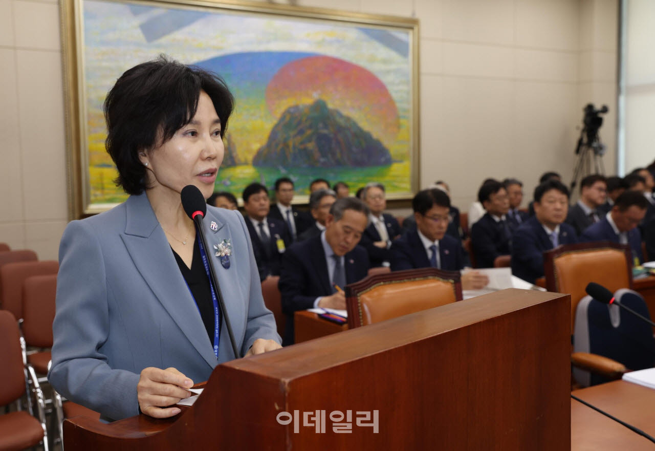 [포토]국정감사, '업무보고하는 김은경 서민금융진흥원장'