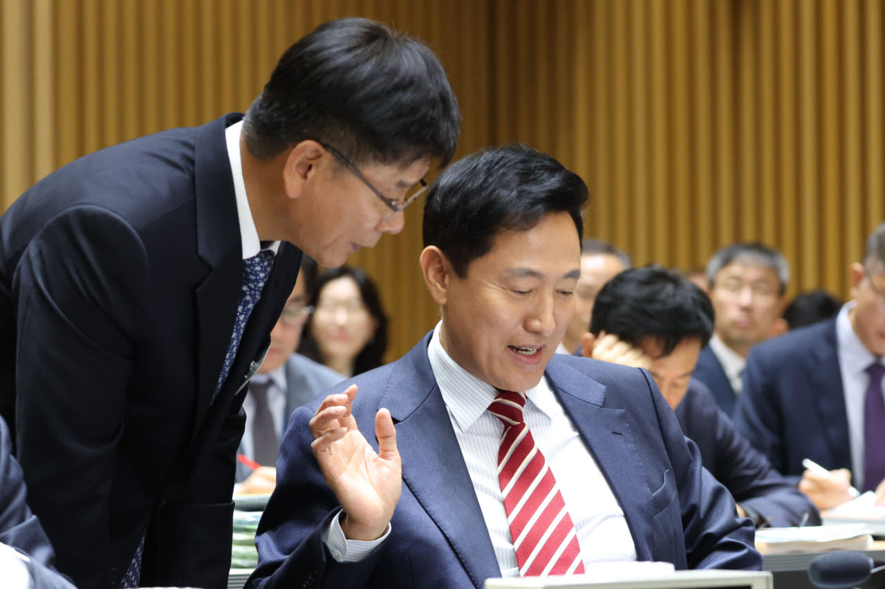 [포토]관계자와 대화하는 오세훈 시장