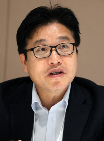 AI가 보고서 5분 만에 쓰는 시대…기업은 ‘의심하는 신입’ 뽑는다