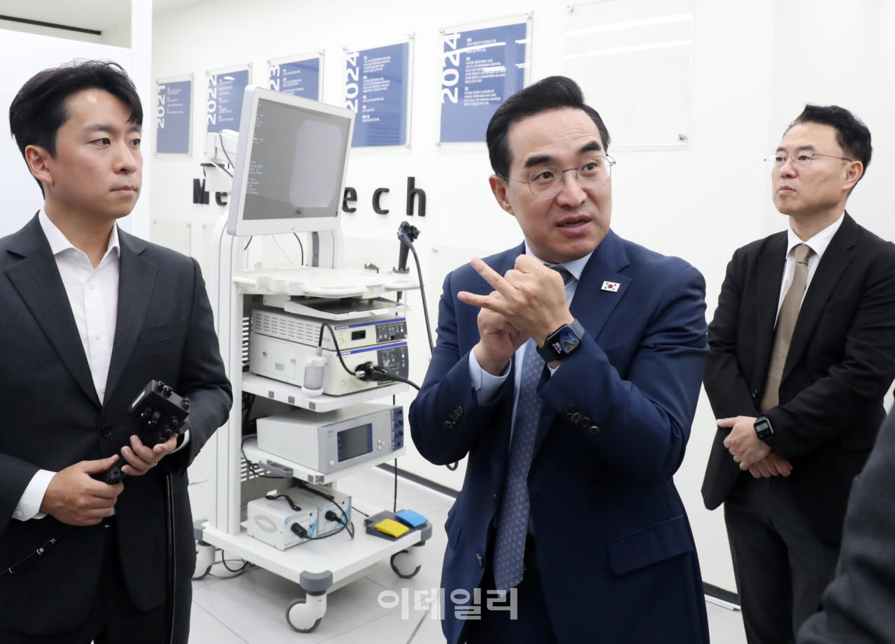 [포토] 일자리 분야 현장의견 청취하는 박홍근 장관