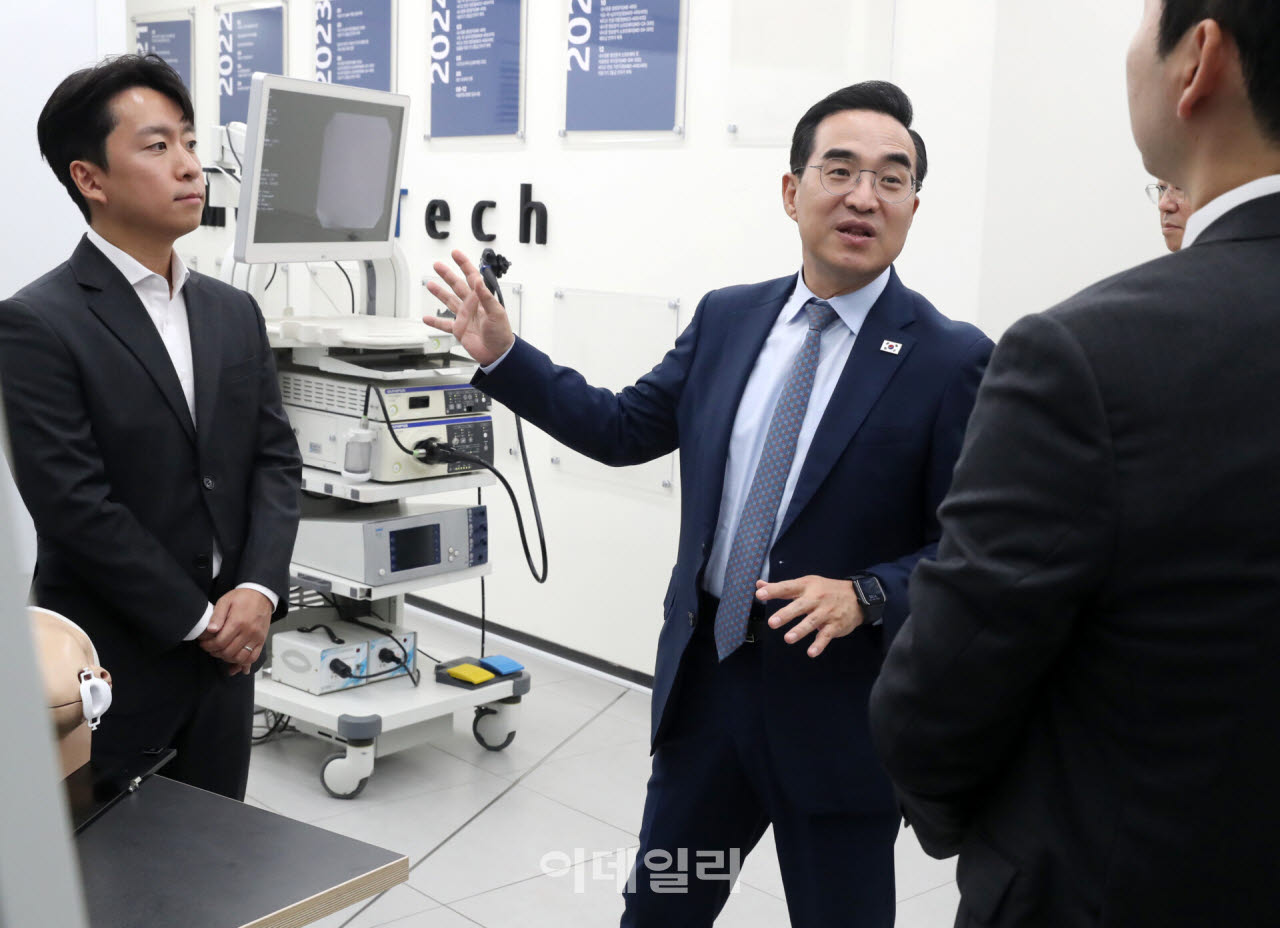 [포토] 박홍근 장관, 민간 일자리 현장의견 청취