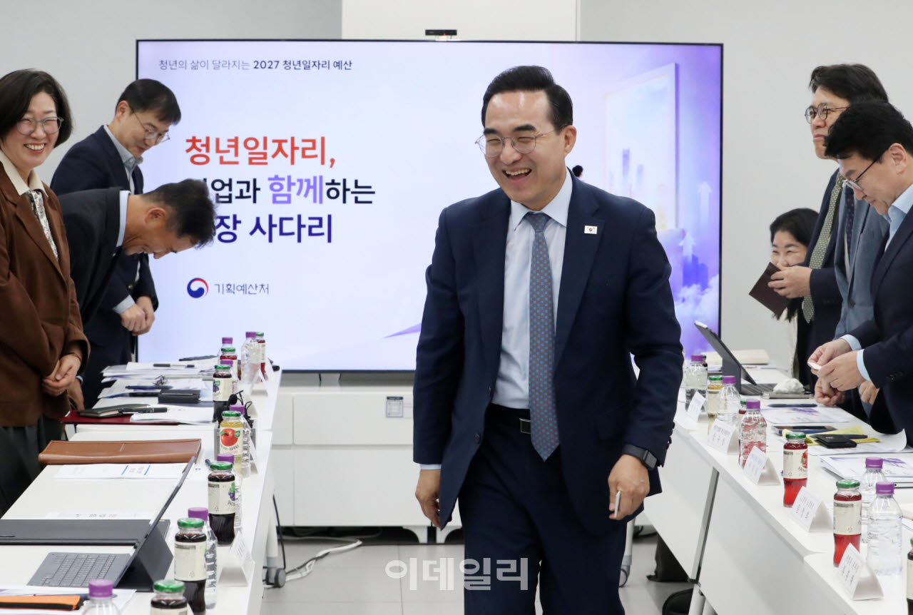 [포토] '민간 일자리 확대 현장 간담회' 참석하는 박홍근 장관