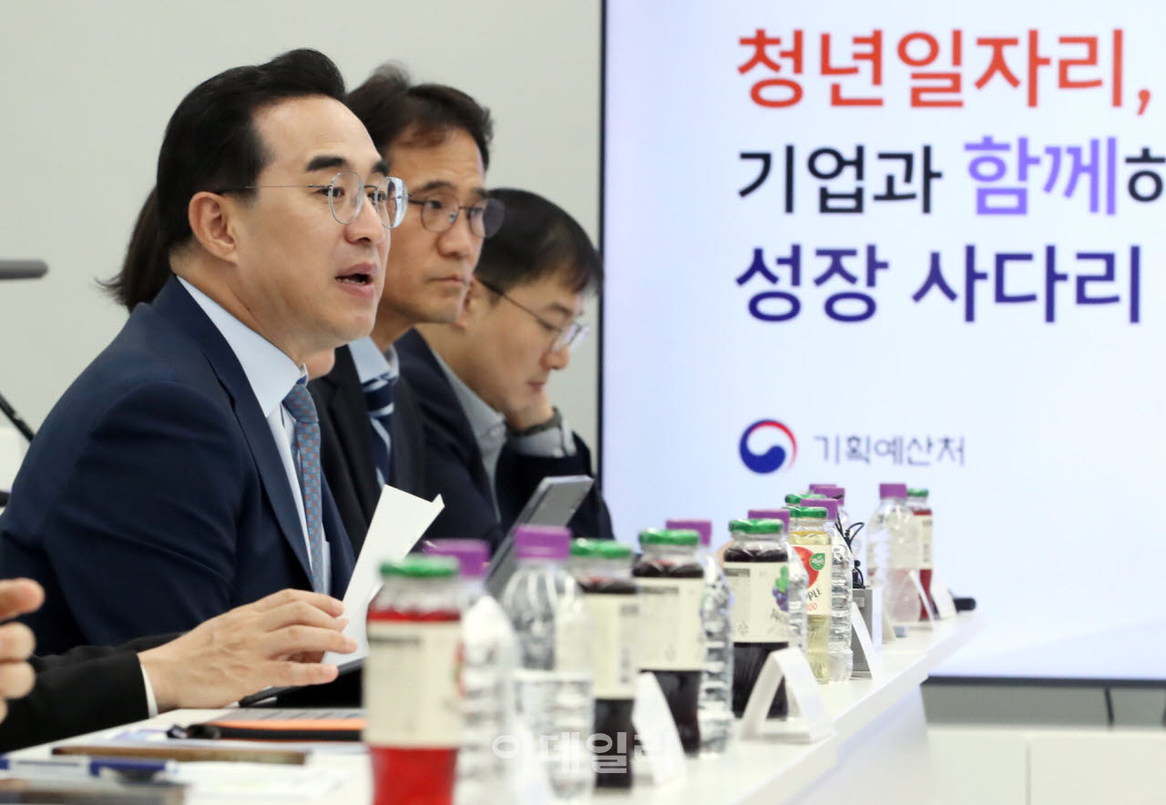 [포토] '민간 일자리 현장 간담회' 발언하는 박홍근 장관