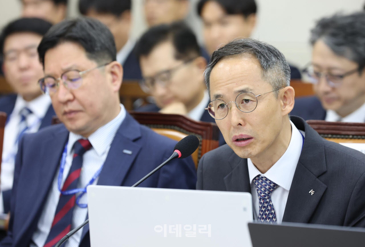 [포토]국정감사, '답변하는 황기연 한국수출입은행장'