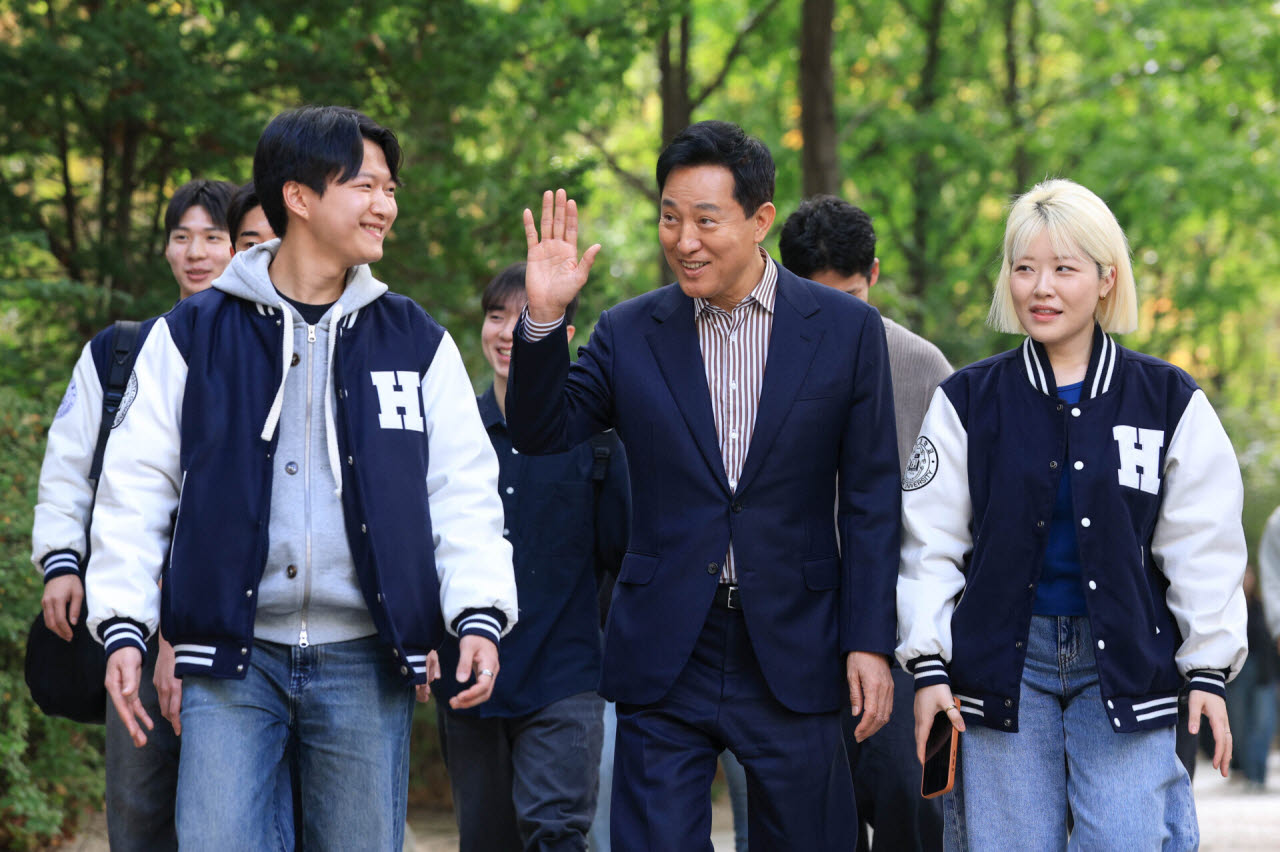[포토]홍익대 학생들과 이야기 나누는 오세훈 서울시장