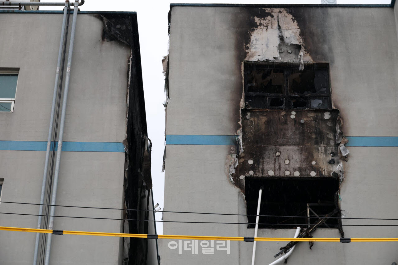 경찰·소방, '고 김진석 소방위 순직' 부천 공장 압수수색