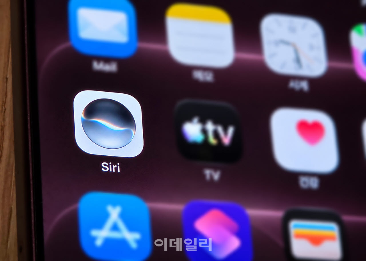 "내 카톡·네이버 기록도 기억해줄까?"…똑똑해진 애플 '시리 AI'