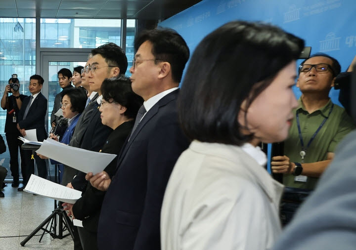 범여권 과방위원들 "이진숙 제척 유지된 것…국힘, 정신승리 멈추라"