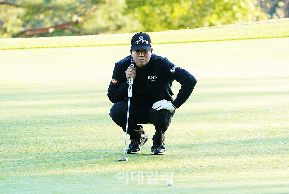 [포토] 장유빈, 신중히 읽는 라인