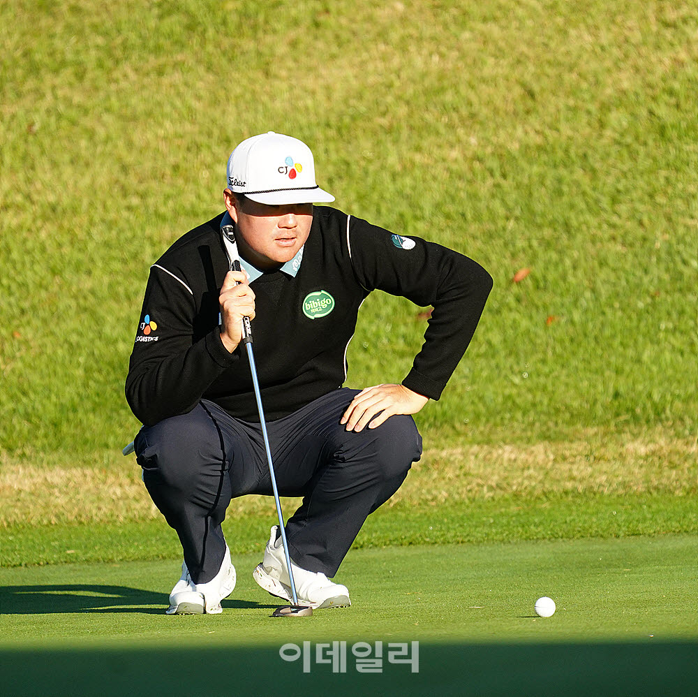 [포토] 임성재, 신중히 읽는 라인