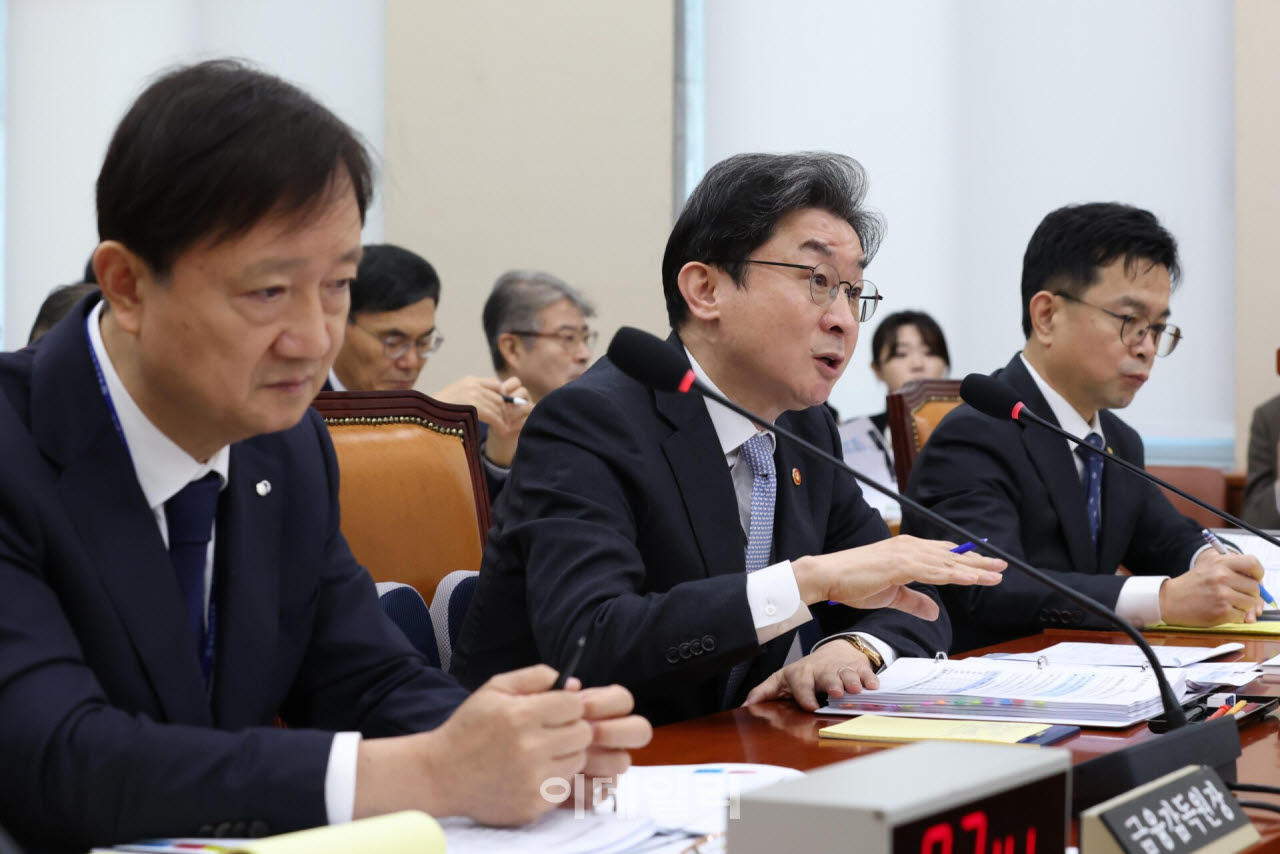 [포토]국정감사, '답변하는 이억원 금융위원장'