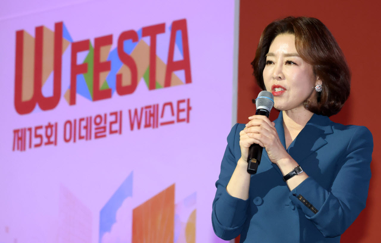 [포토]제15회 이데일리 W페스타 패널토론 진행하는 박에스더 KBS 기자