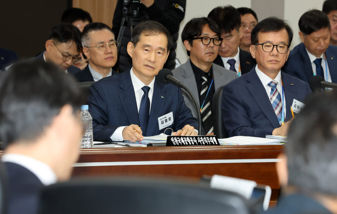 [포토]질의 경청하는 김범호 인천공항공사 사장 직무대행-김원준 한국공항공사 사장