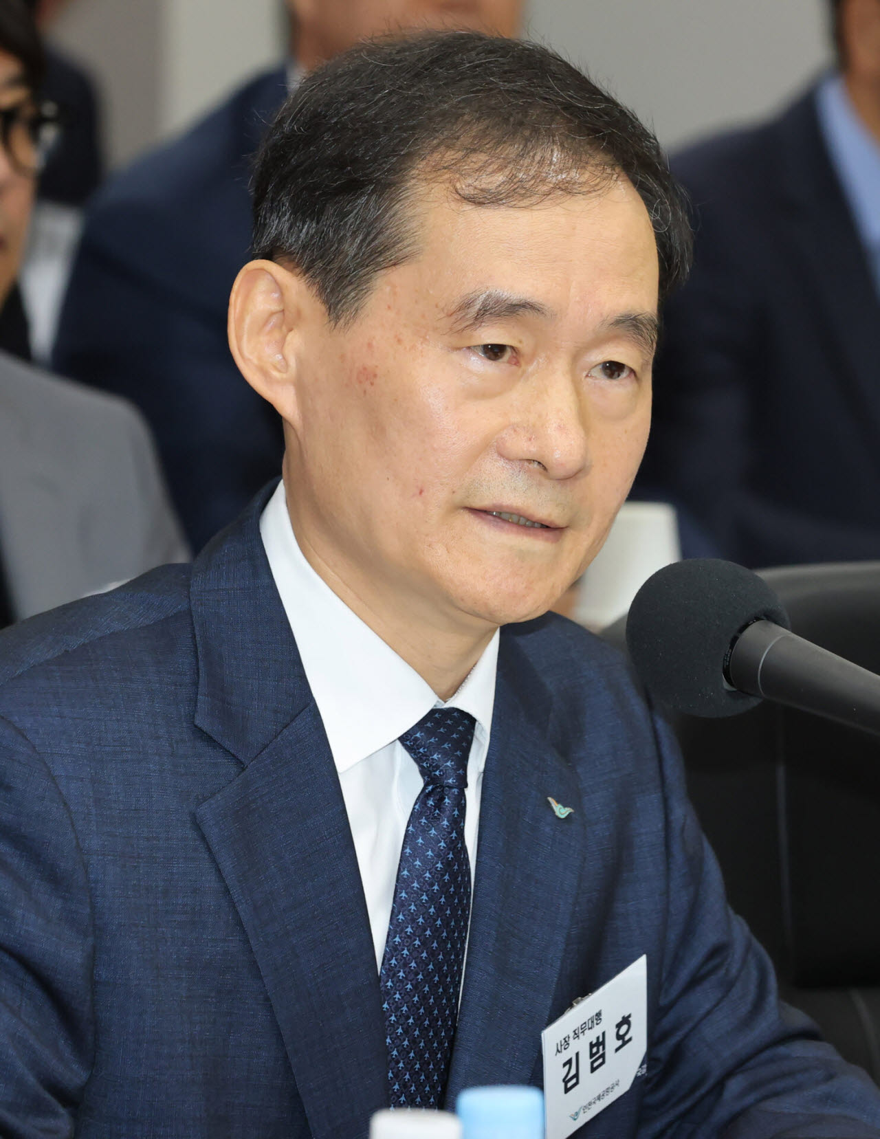 [포토]의원들 질의에 답하는 김범호 인천공항공사 사장 직무대행