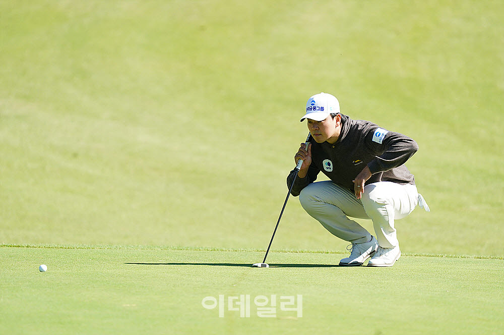 [포토] 이정환, 신중히 읽는 라인