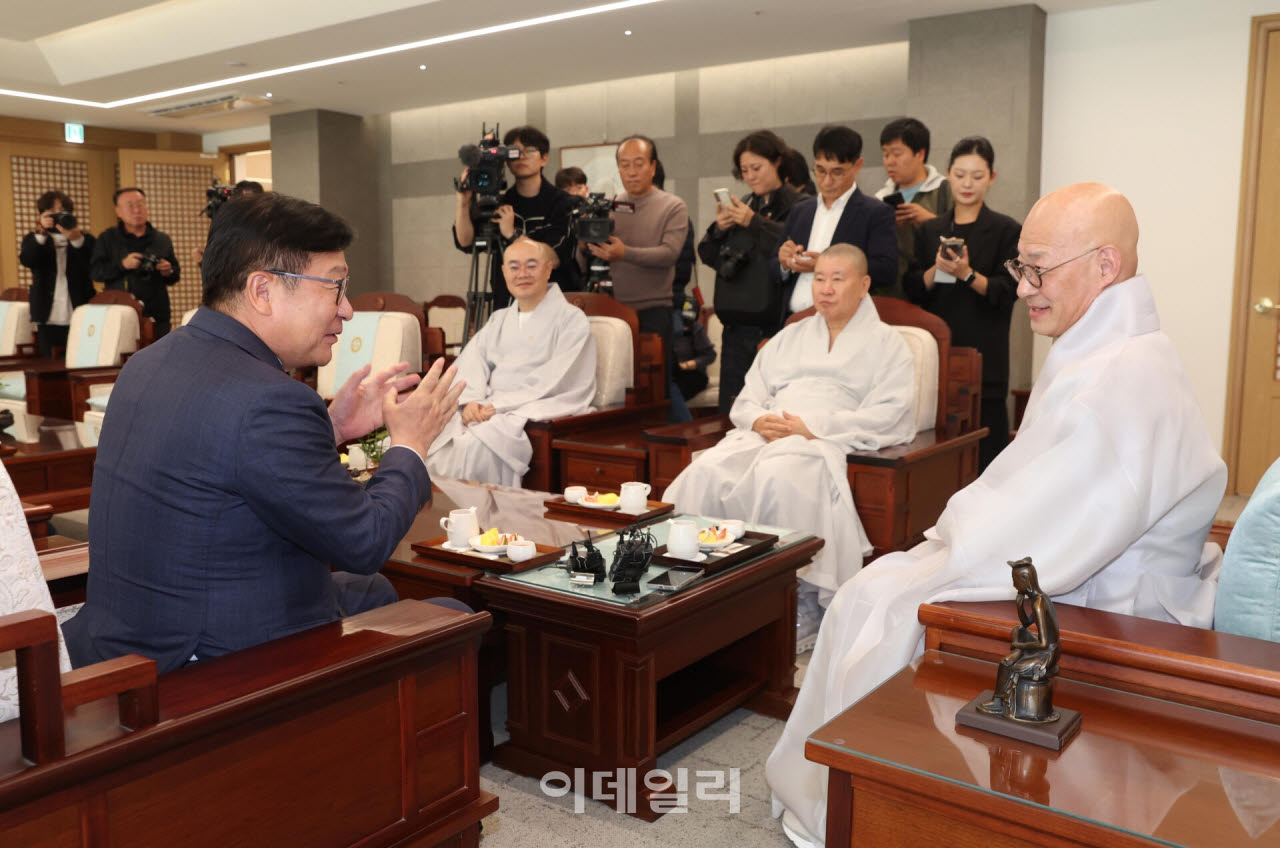 [포토]정점식 원내대표, '진우스님 예방'