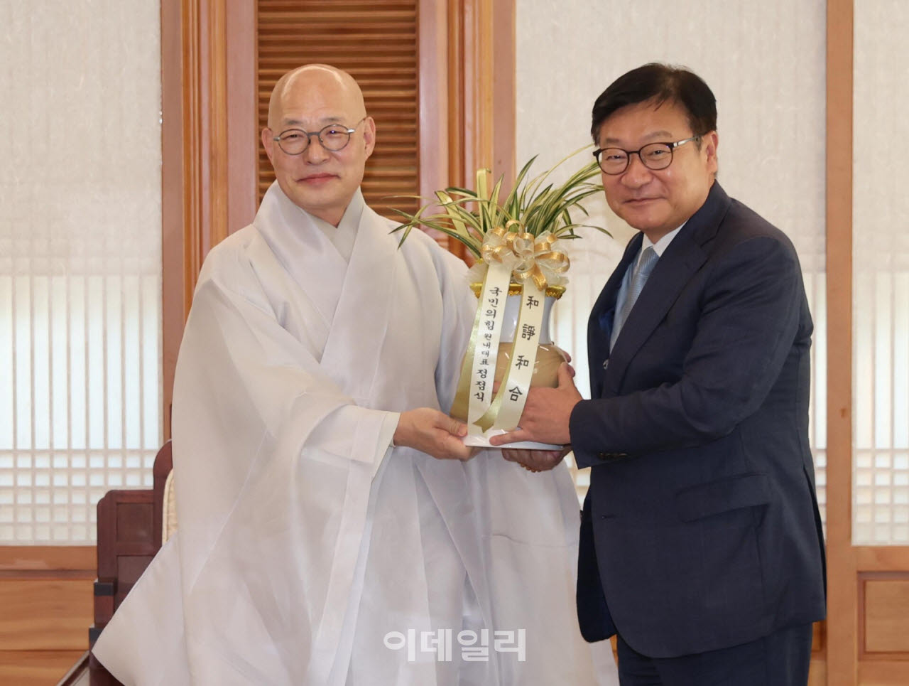 [포토]정점식 원내대표, '화쟁화합' 난 전달