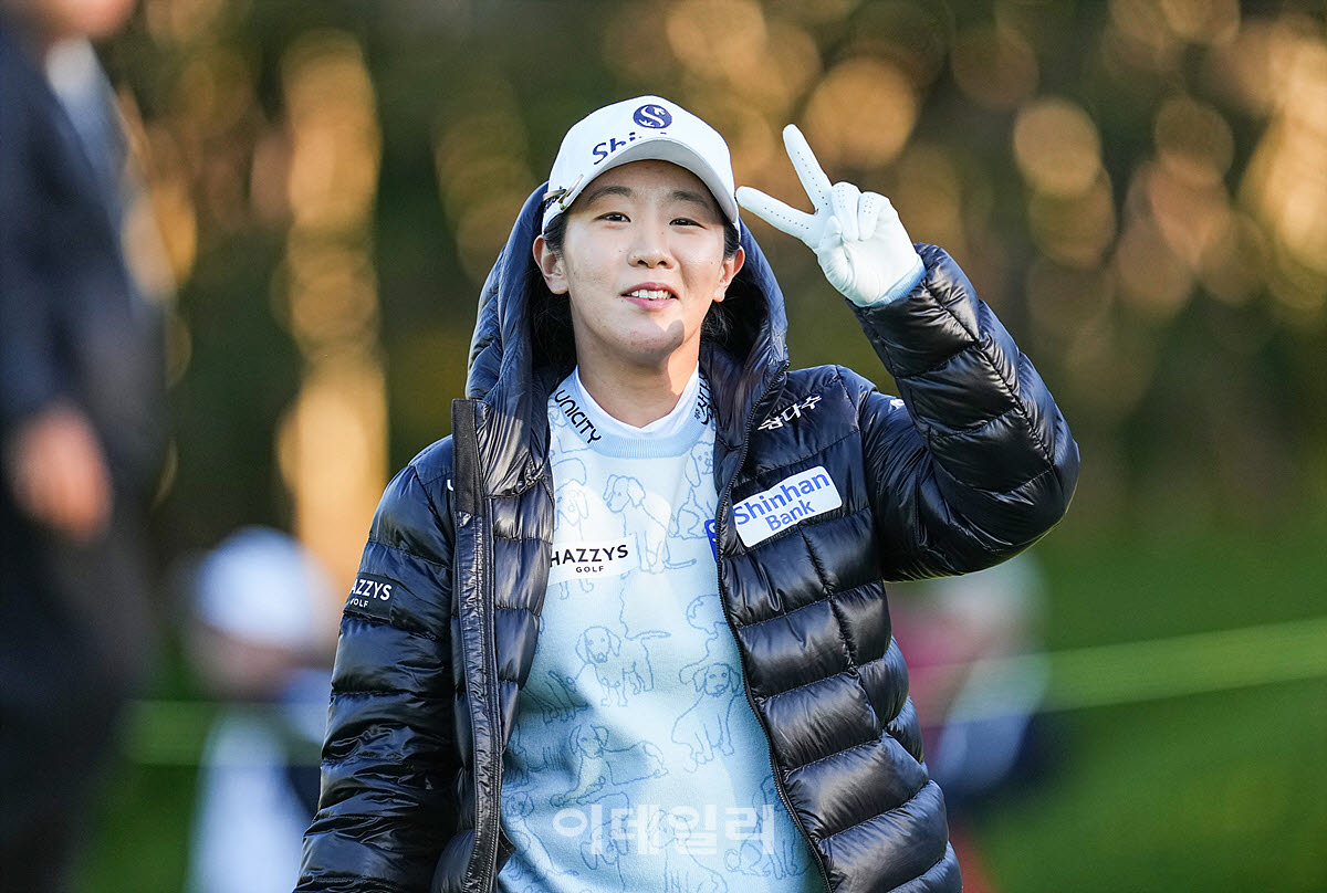 [포토]임진희,쌀쌀한 아침 밝은 브이 출발