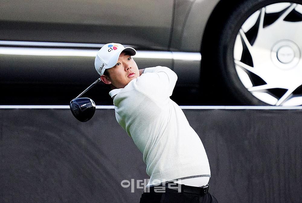 [포토] 최승빈, 다이나믹한 스윙으로 시작