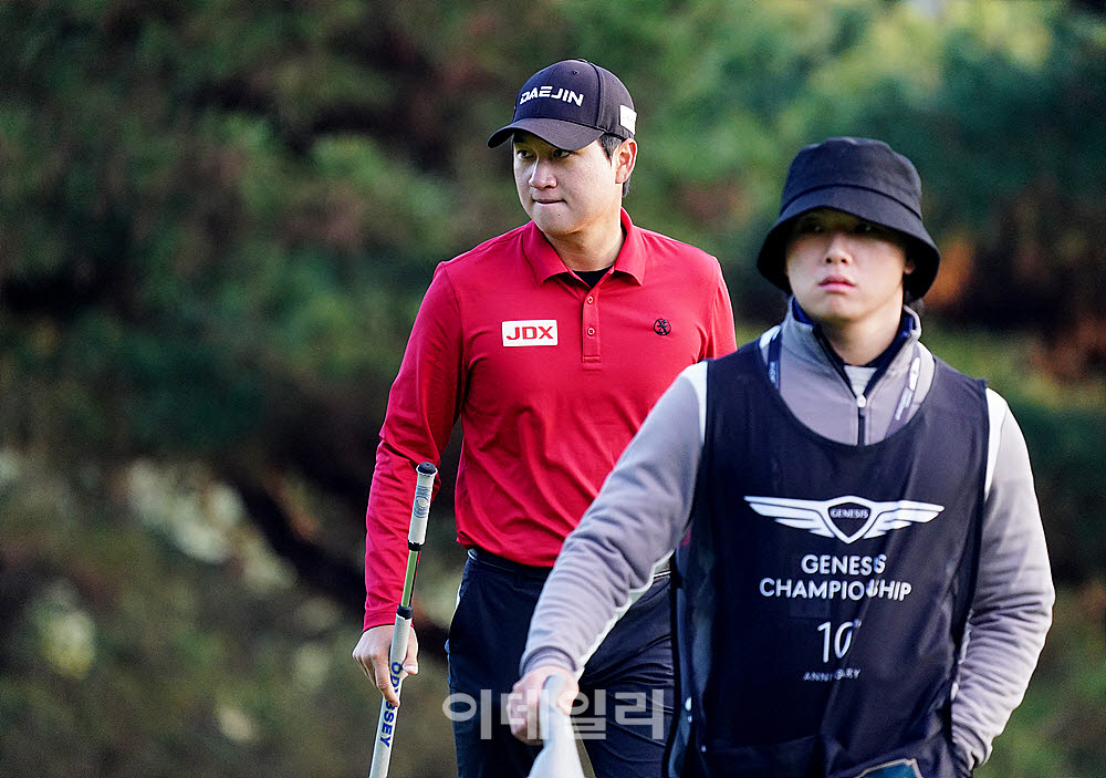 [포토] 왕정훈, 차분히 살피는 그린