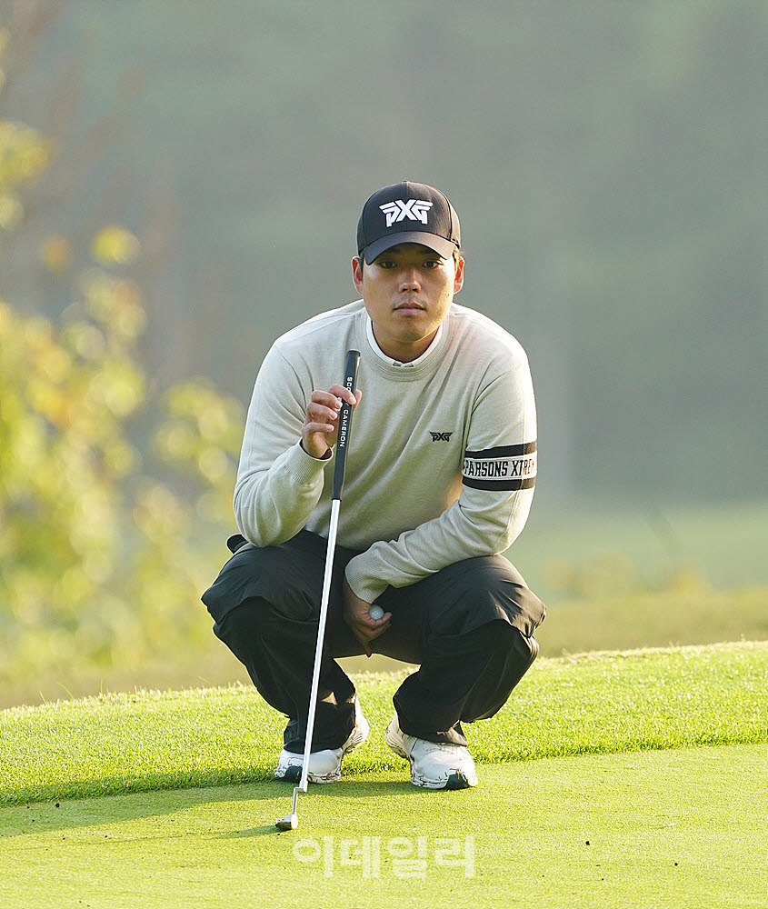 [포토] 신상훈, 신중하게 읽는 라인