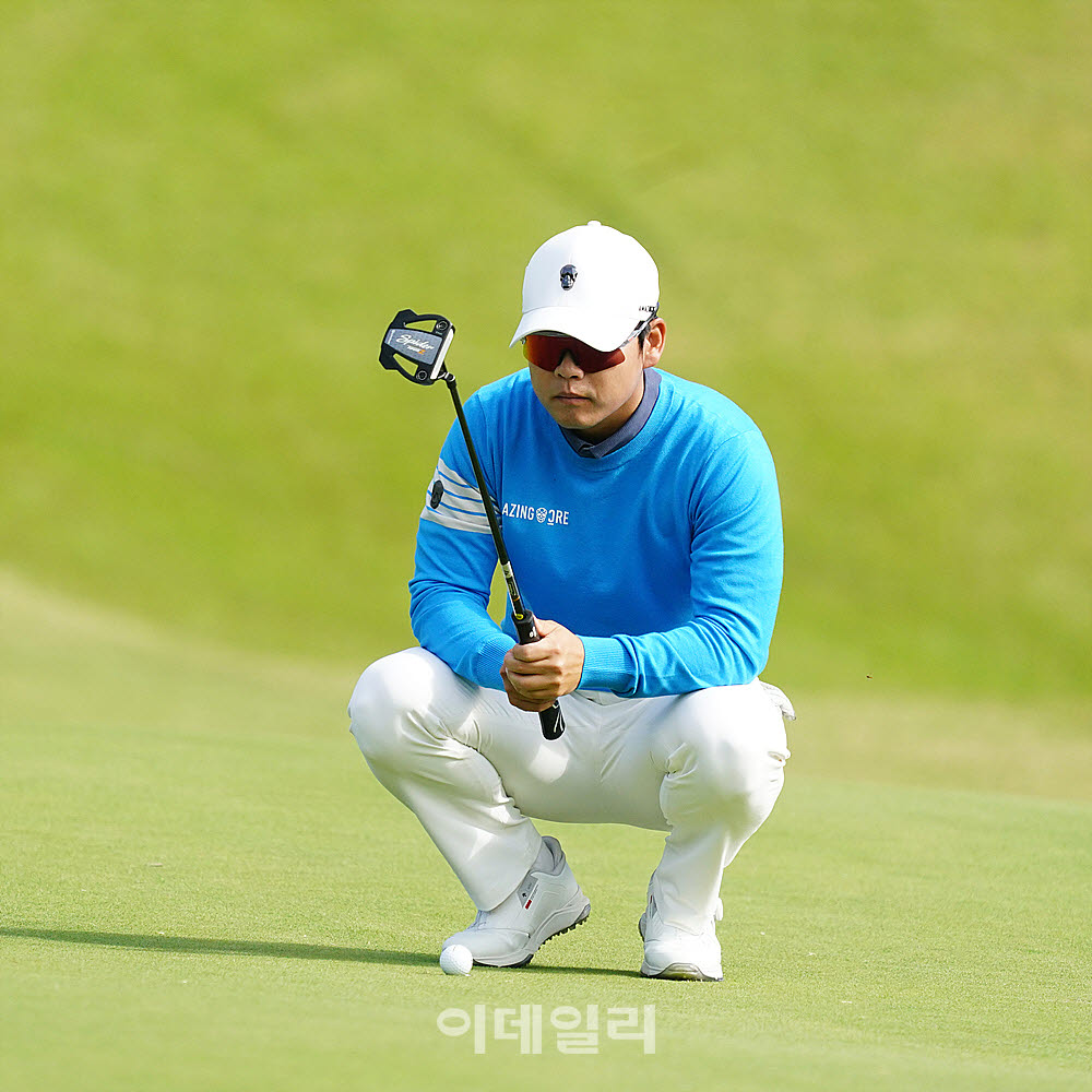 [포토] 정한밀, 신중하게 읽는 라인