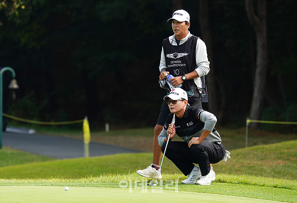 [포토] 엄재웅, 캐디와 살피는 그린 경사