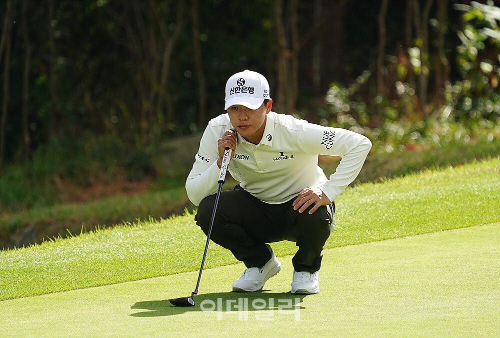 [포토] 최찬, 신중히 읽는 라인