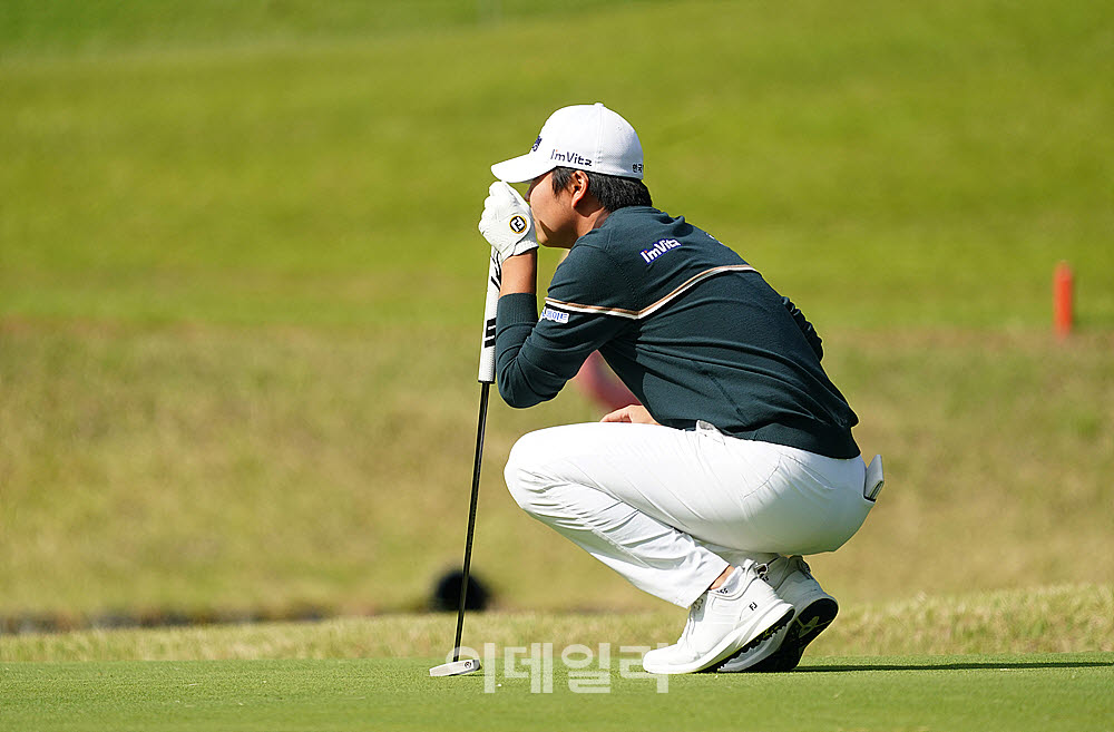 [포토] 장유빈, 신중히 읽는 버디 라인