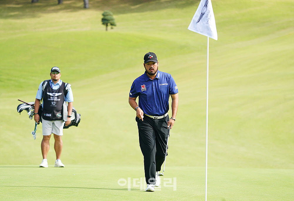 [포토] 정찬민, 차분하게 살피는 그린 경사