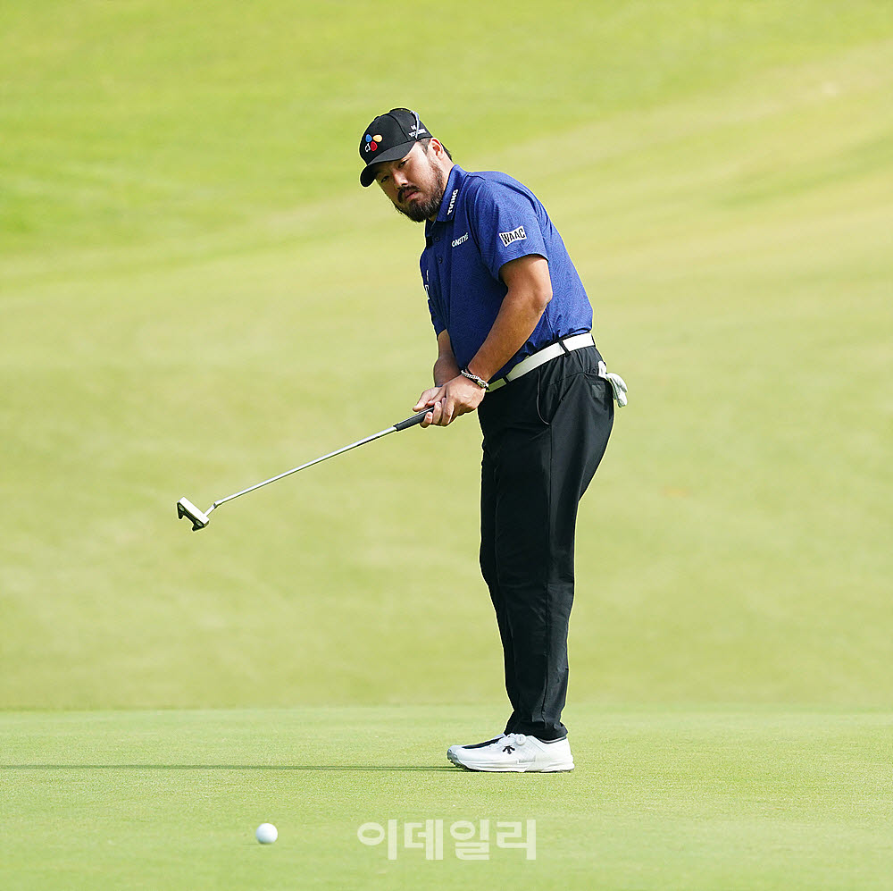 [포토] 정찬민, 부드러운 퍼팅 스트로크