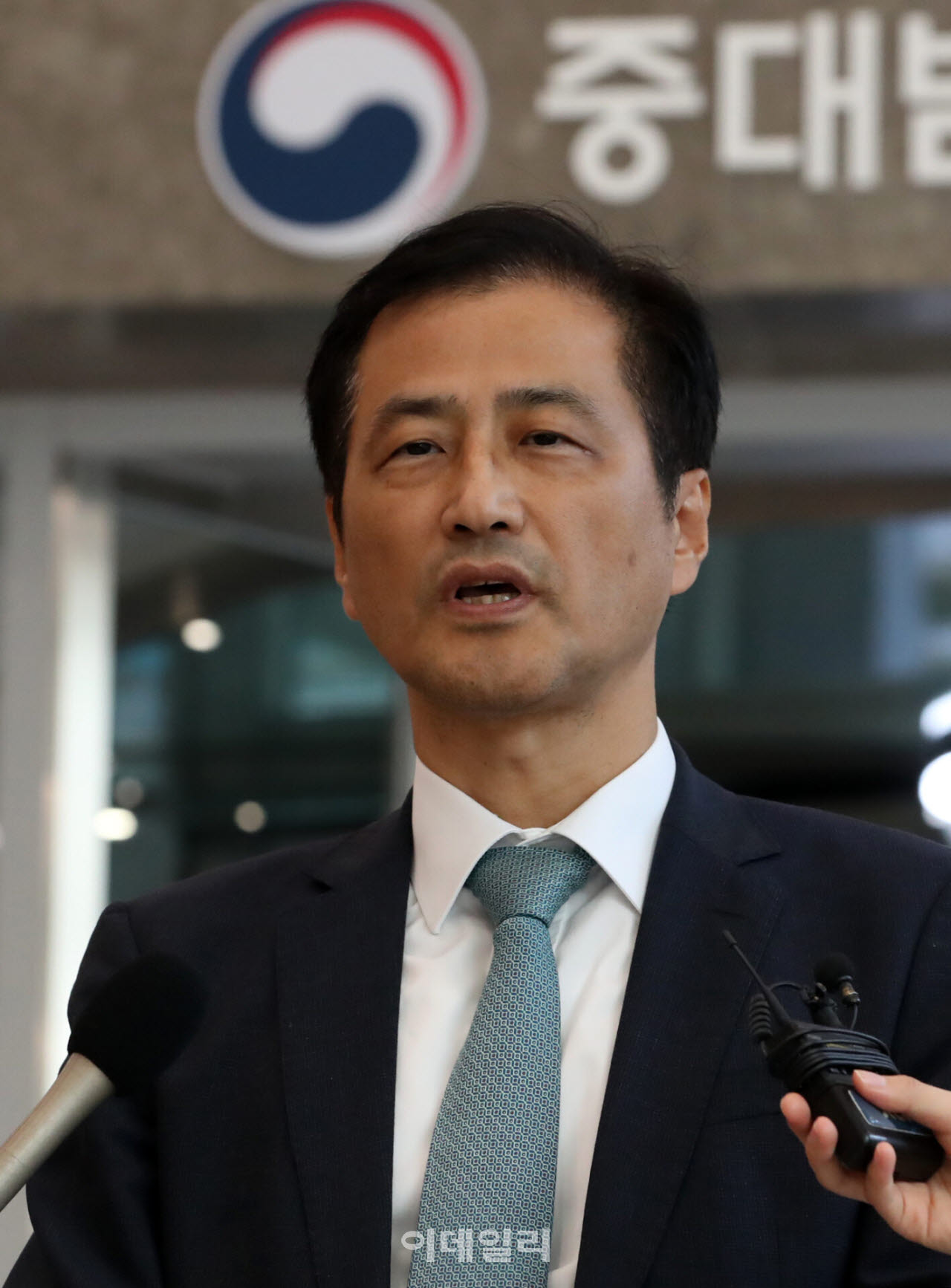 [포토] 취재진에 답변하는 이태한 선거관리위원회 특별검사