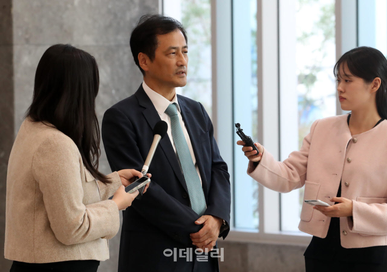 [포토] 취재진과 문답하는 이태한 특별검사