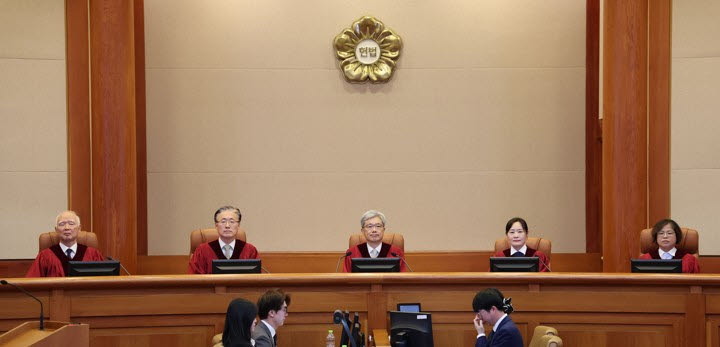 형사 무죄·행정 패소한 녹십자…헌재서 '판결 이유' 공방