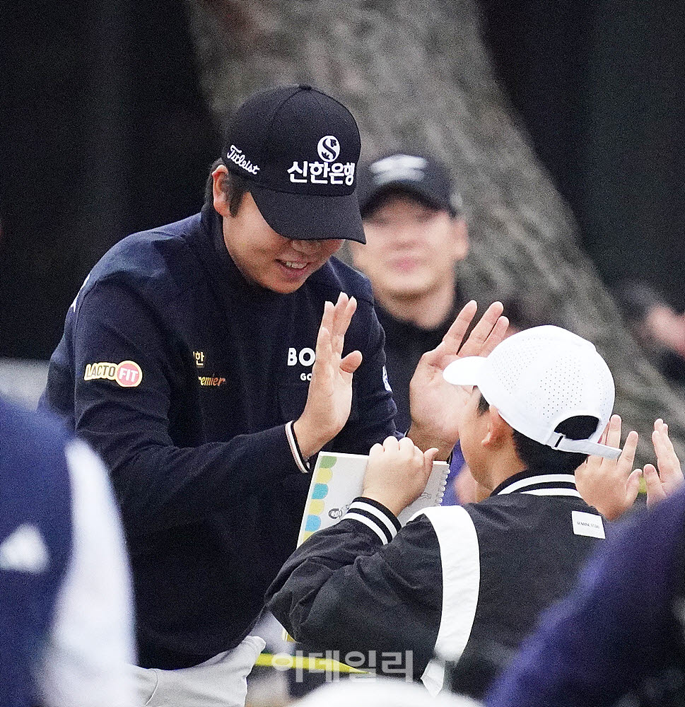 [포토] 장유빈, 꼬마팬에게 하이파이브하며 출발