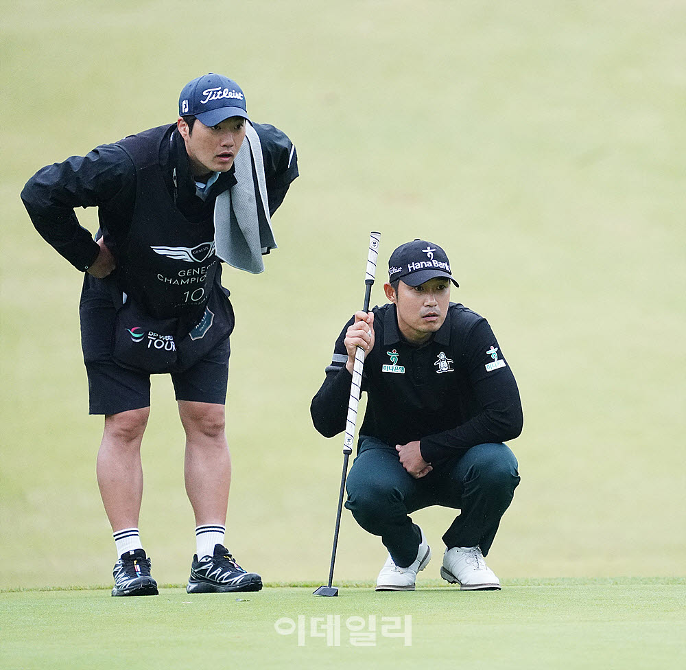 [포토] 박은신, 캐디와 읽는 라인