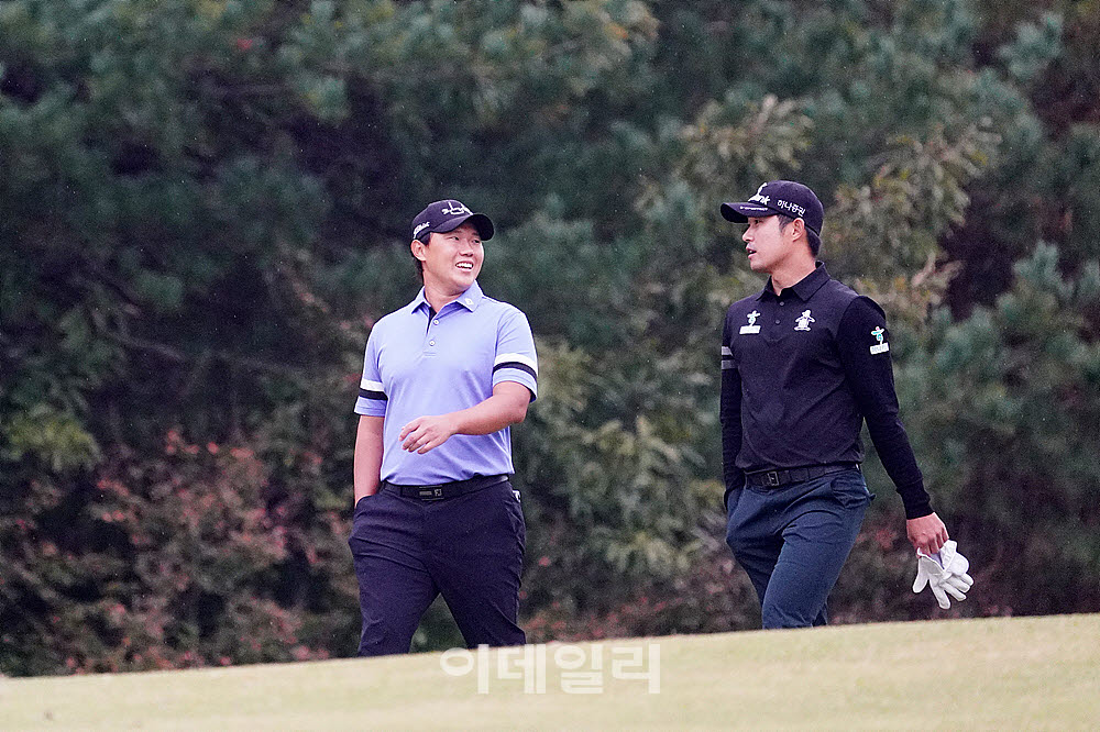 [포토] 이상희와 박은신, 담소 나누며 이동