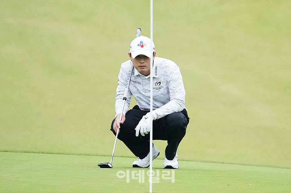 [포토] 배용준, 반대편에서 살피는 그린 경사
