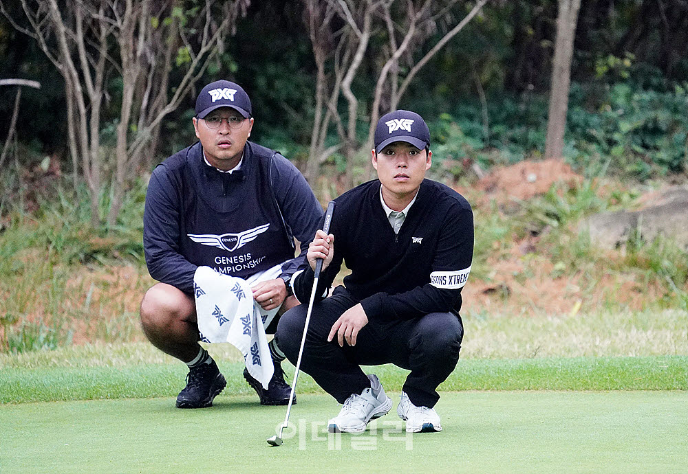 [포토] 신상훈, 캐디와 읽는 버디 라인