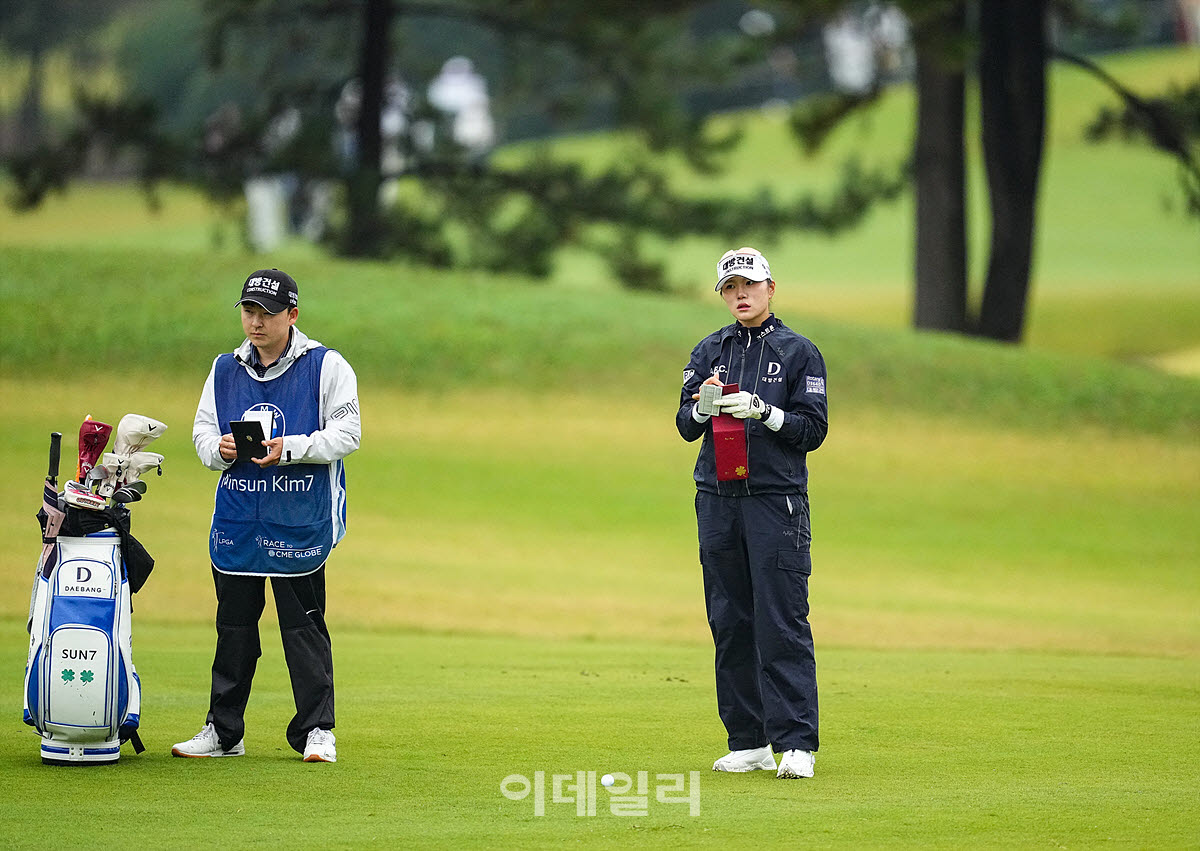 [포토]김민선,야디지북을 확인해요