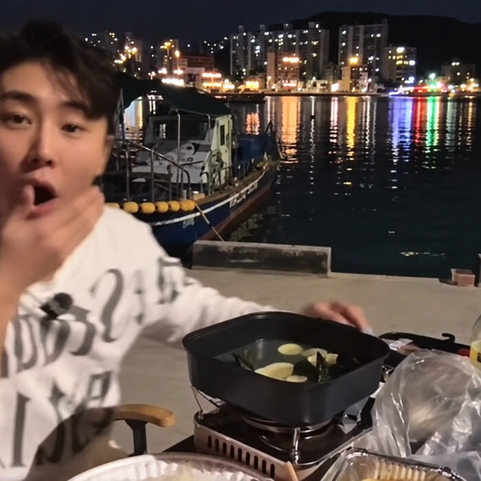 “생방 중 갑자기 바다에 풍덩”…곧바로 구조한 남성, 알고 보니