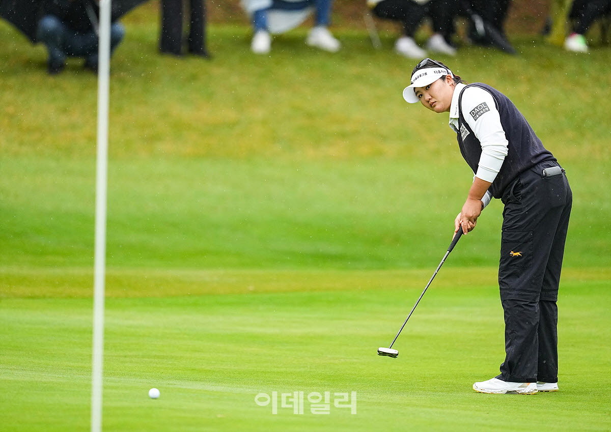 [포토]유해란,오르막 버디 퍼트 들어가라