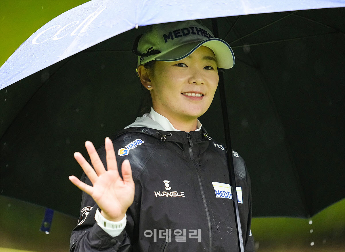 [포토]이다연,빗속에 밝은 손인사