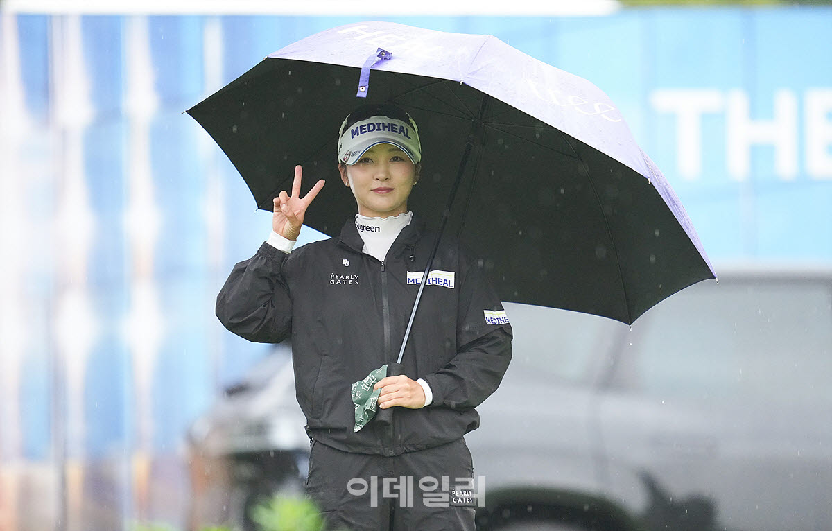 [포토]이예원,첫 인사는 차분한 브이 미소