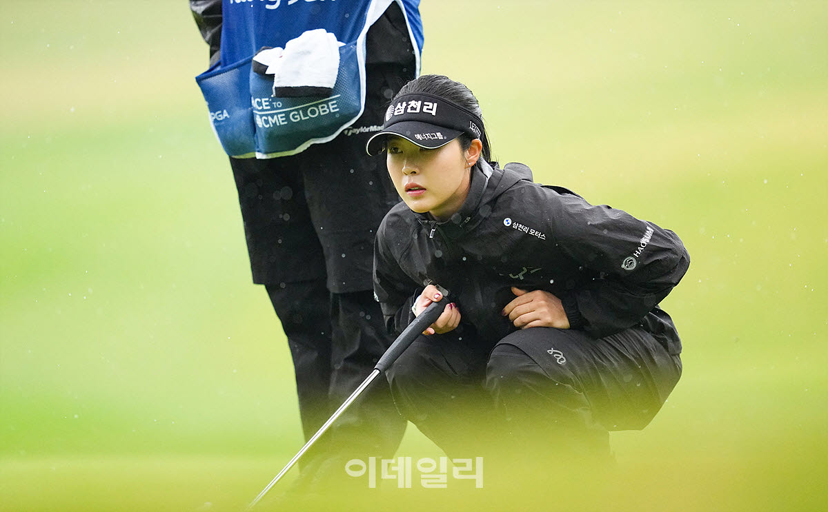 [포토]전예성,첫 홀 버디 노리는 시선