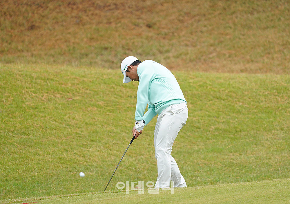 [포토] 문도엽, 정타로 날리는 아이언샷