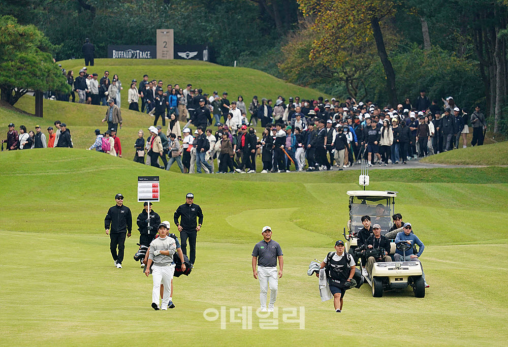 [포토] 챔피언조를 따르는 갤러리 물결