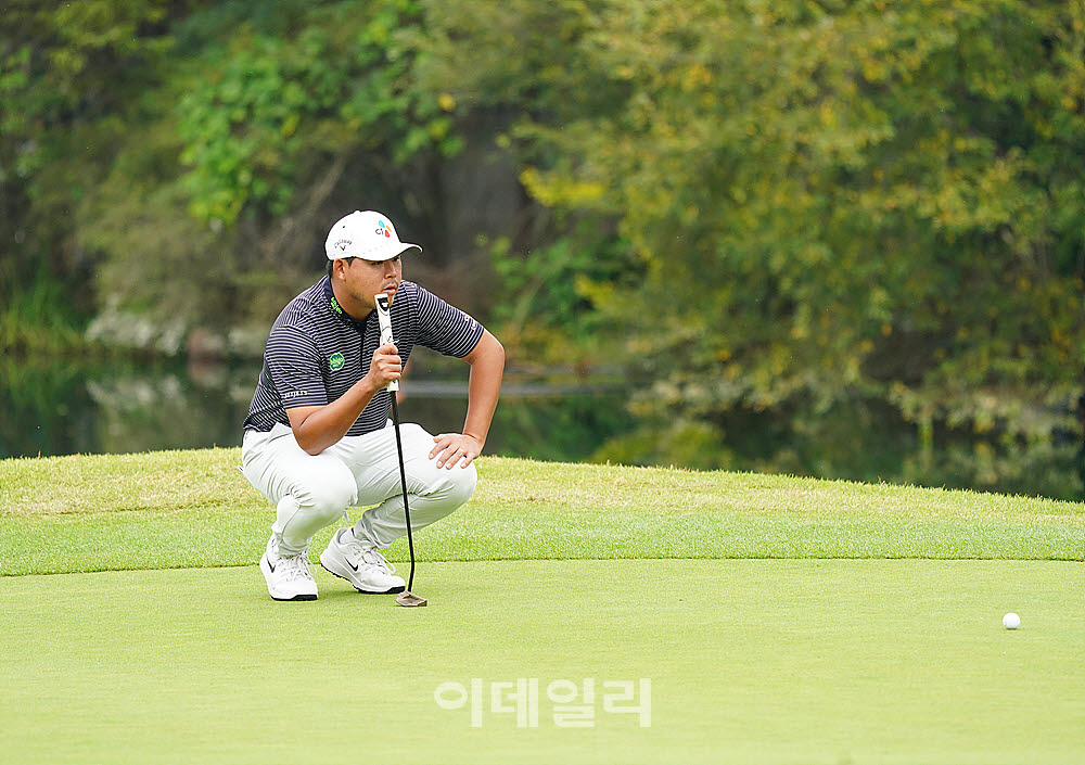 [포토] 김시우, 신중히 읽는 버디 라인