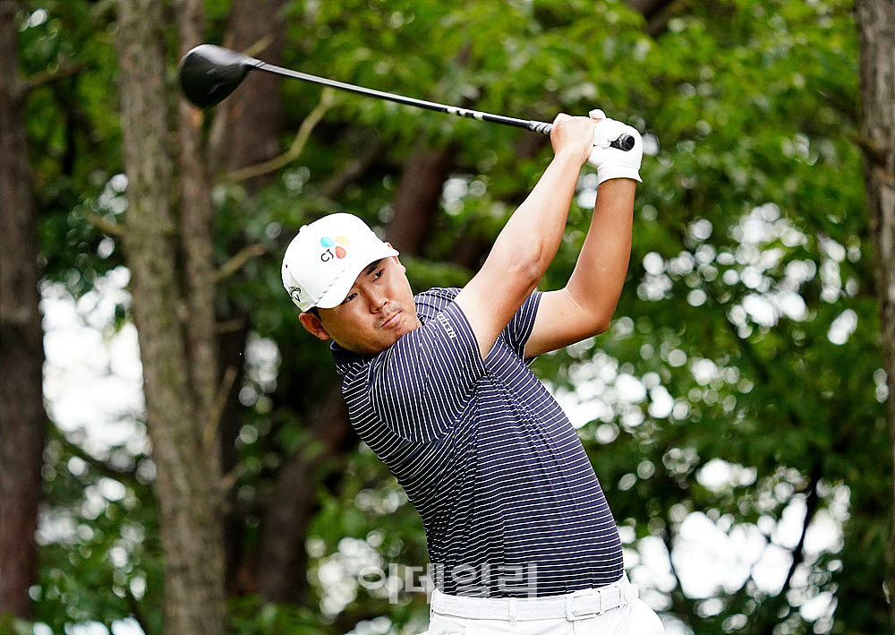[포토] 김시우, 파워샷으로 역전 우승을 꿈꾼다