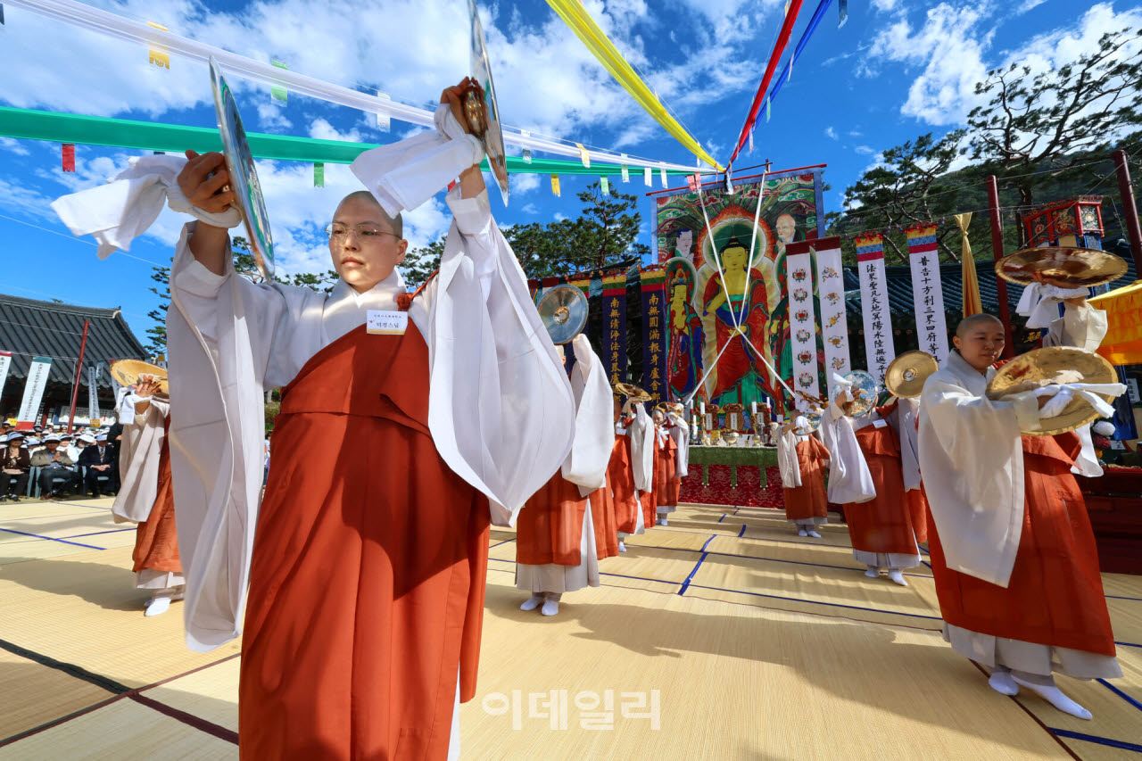 [포토]진관사 국행수륙재, '온 세상은 한가족-화합과 세계평화'